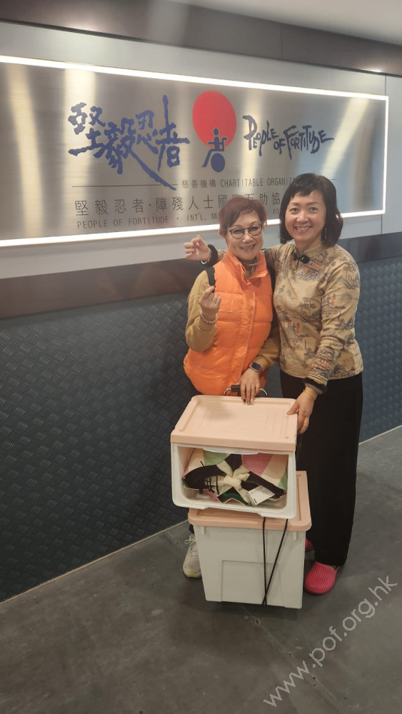 (左)義工陳艷兒女士、(右)本會總幹事王素琴女士