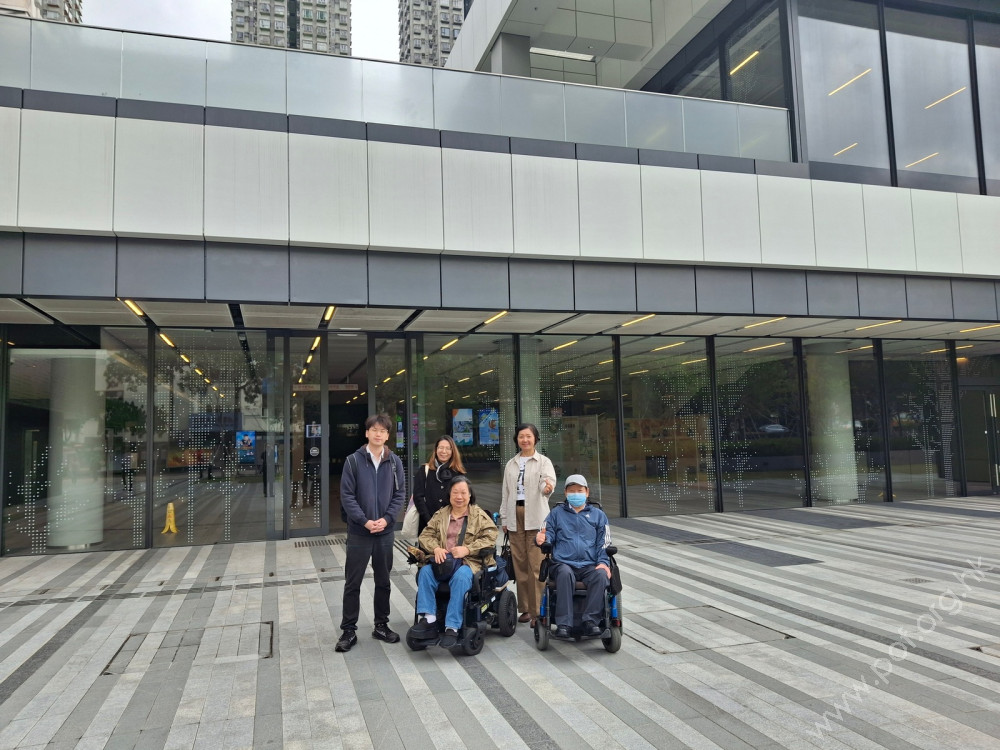 部分参觀者合照