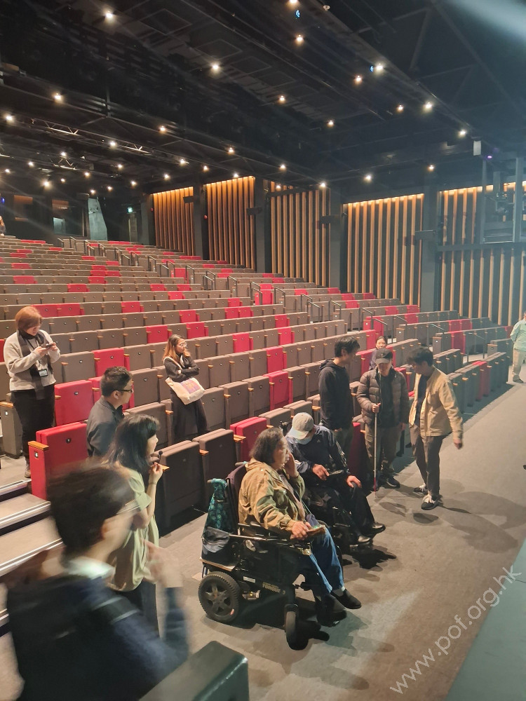 各機構出席參觀人員巡視演藝廳設施