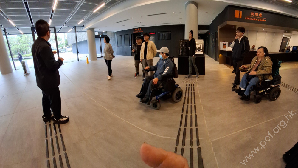 場地主管介紹場地及帶領大家參觀