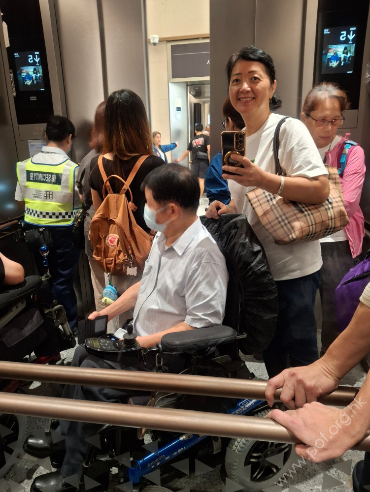 升降機內有大幅鏡面