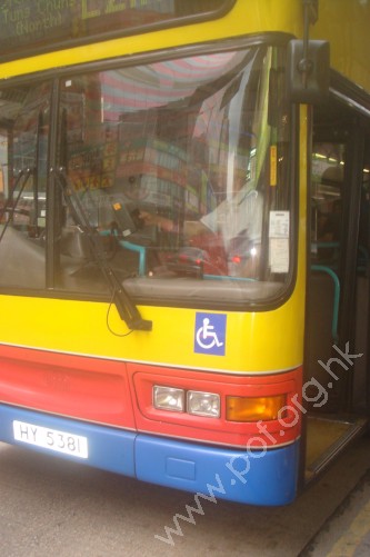 低地台標誌在巴士的左下角.