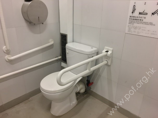 跟進後,扶手和廁紙架調整至合適位置。