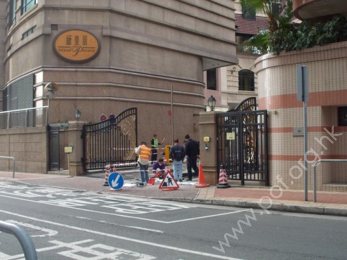 面向深慈街,屋苑車輛及行人通道。