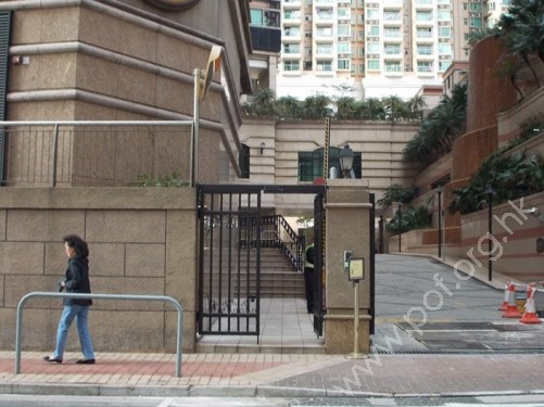 面向深慈街,位於其中一邊行人通道內。