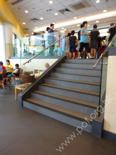 位於餐廳內,梯級的兩邊。