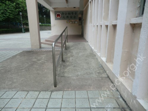 鄰近大興邨休憩公園,位於宿舍的出入口側邊。