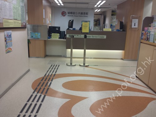 位於借還書處的側邊。