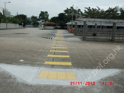 位於巴士總站的兩邊行人路,島首位置.