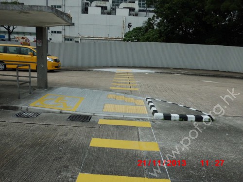 位於各候車島島首