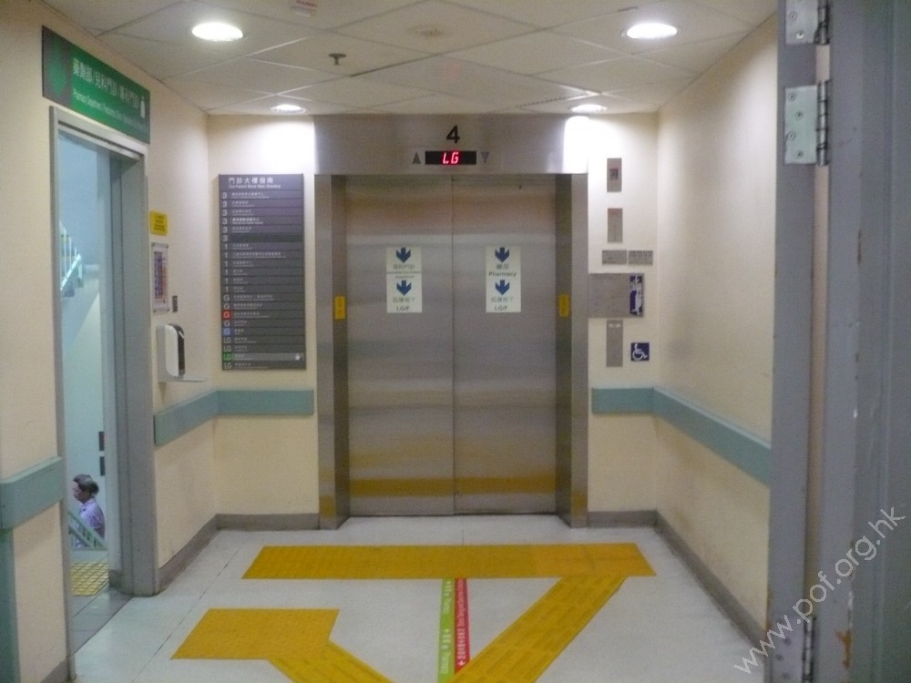 邻近门诊大楼的出入口侧边;位於门诊大楼的各层,是4号无障碍升降机.