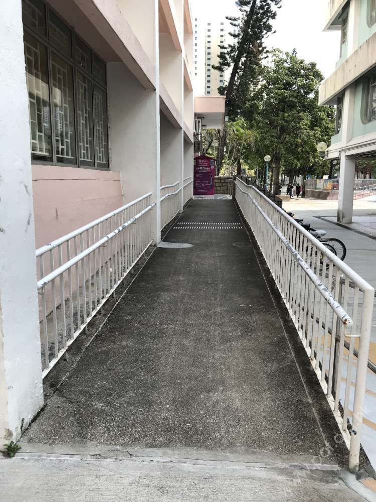 位於面向大元商場的正門入口的通道左邊。