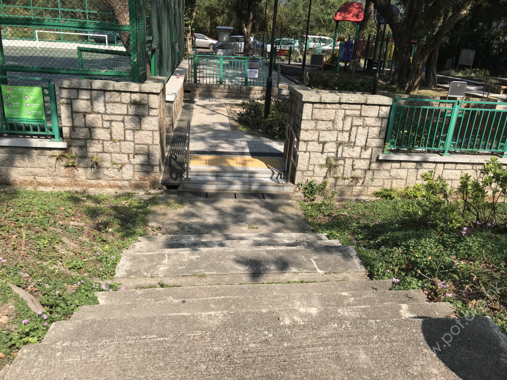 面向汀角路﹑靠近鳳園路的梯級通道。