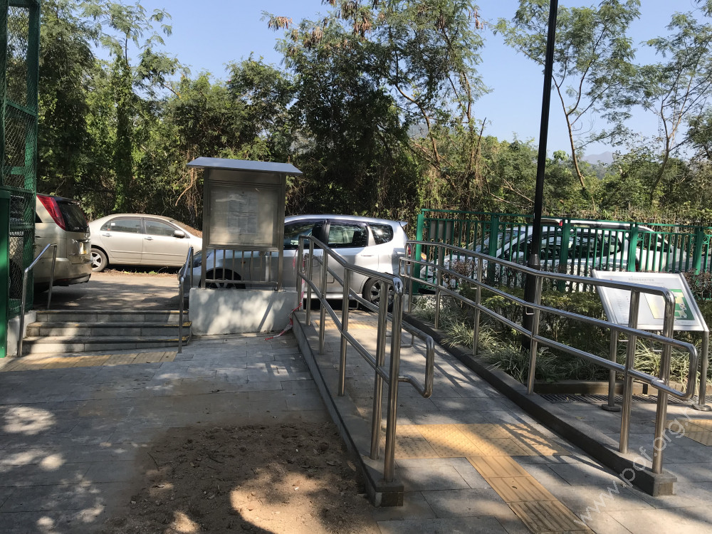 位於面向鳳園﹑靠近鳳園路的通道左邊。