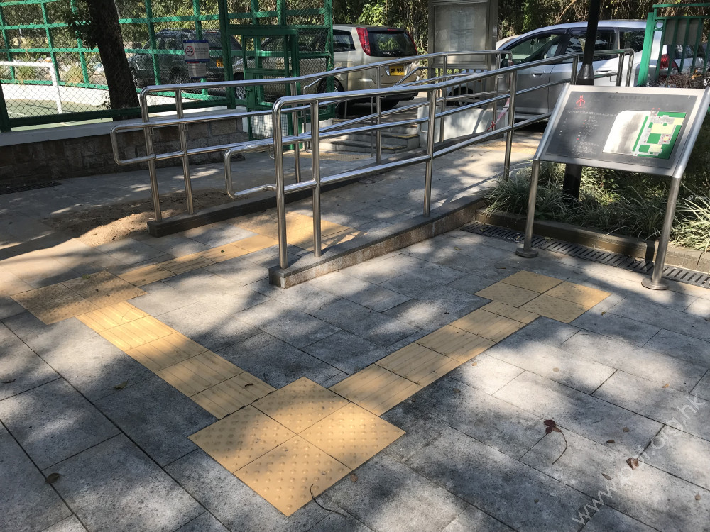 位於面向鳳園﹑靠近鳳園路的入口內。