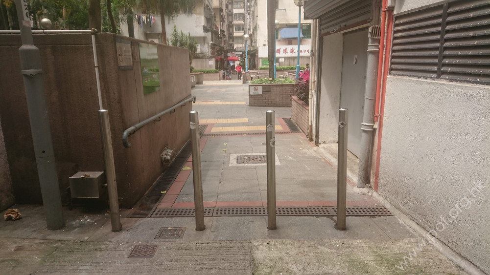 面向崇慶里、靠近皇后大道西的入口。