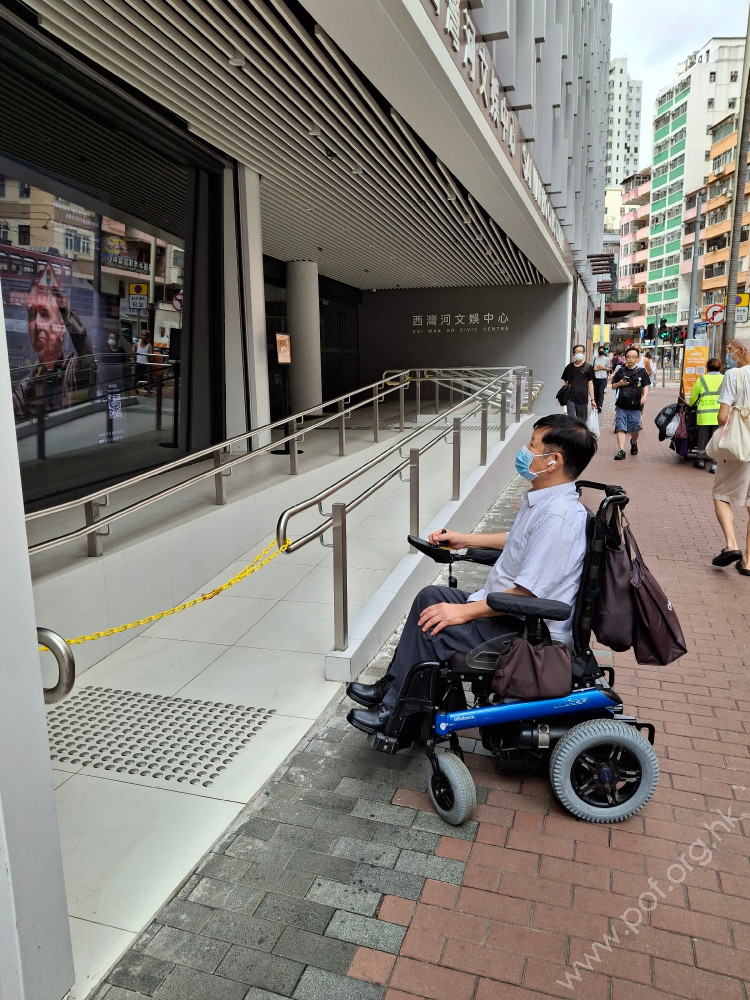 正門入口,樓梯側邊。