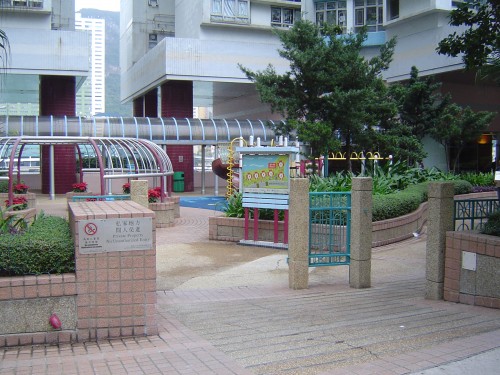 面向海怡路的屋苑出入口,鄰近第5及第6座住宅