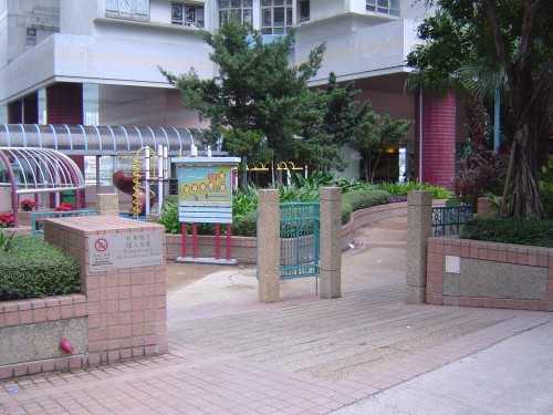 面向海怡路的屋苑出入口,鄰近第5及第6座住宅