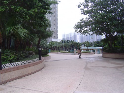 面向海怡路,位於第1期與第2期之間的屋苑行人通道