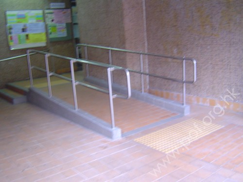 連接利東邨道的住宅正門前