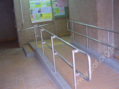 連接利東邨道的住宅正門前斜道