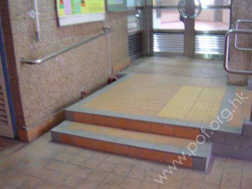 連接利東邨道的住宅正門前梯級