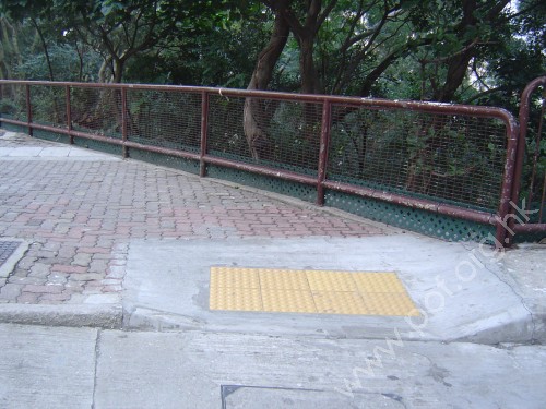 連接利東邨道的住宅正門前,汽車路旁緊急車輛通道末端