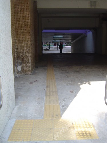 住宅地面外牆行人路,穿過住宅地面層的走廊通道