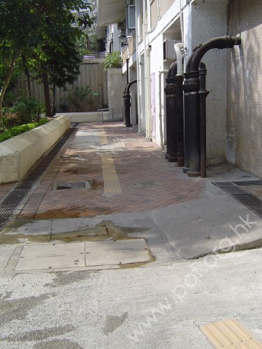 住宅地面外牆行人路,往來東平樓