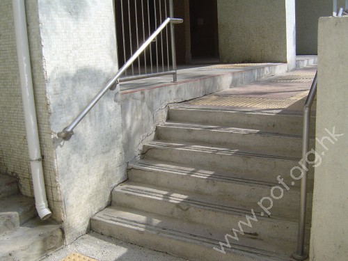 住宅外牆行人路的梯級,往來東平樓