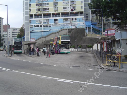 面向華富道的巴士出口