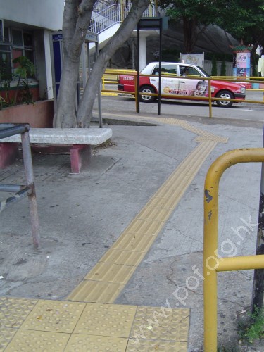 面向華富道的巴士出口旁屋邨行人路