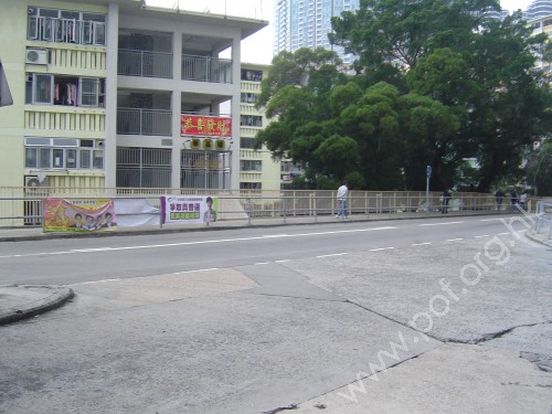 面向華富道的巴士入口