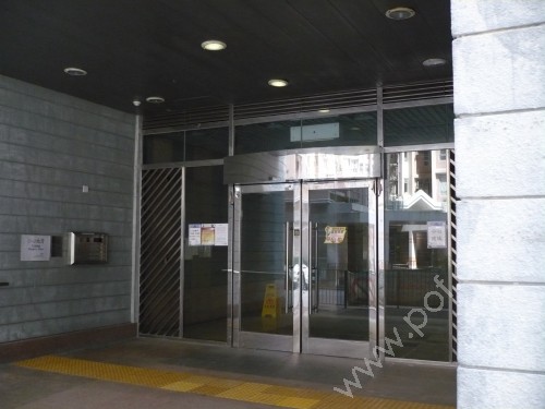 面向達翠樓的住宅地面正門