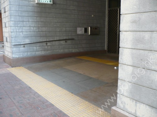 面向達翠樓的住宅地面正門前