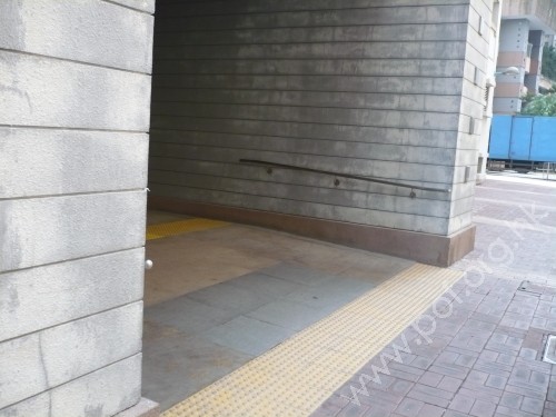 面向達翠樓的住宅地面正門前斜道的兩邊