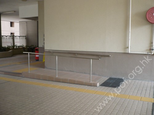 面向4樓平台的住宅出入口前台階旁