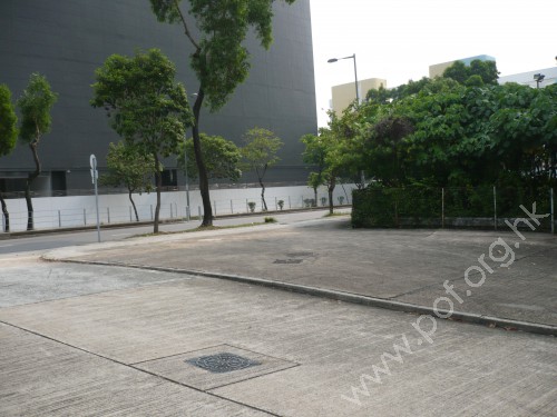 面向大昌街的車輛入口,往來大昌街的行人路